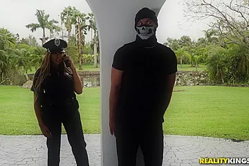 Moriah Mills, Sean Lawless The Big Bust / 6.11.2017 - porn video