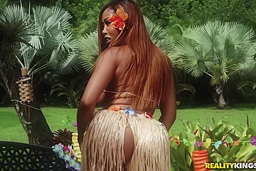 Charles Dera, Moriah Mills Bending And Tending / 22.12.2017 - porn video