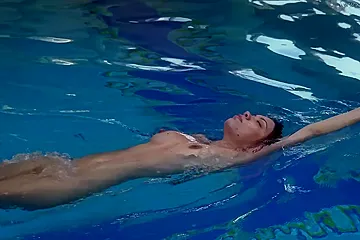 Sazan Cheharda On And Underwater Naked Swimming - porn video