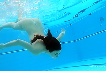 Red Swimsuit Beauty Katy With Bushy Pussy Underwater - porn video