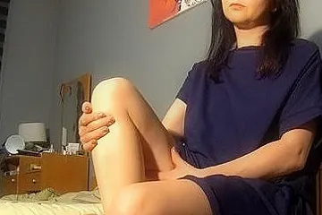 Maya Jerking Guys Dick With Her Feet - porn video