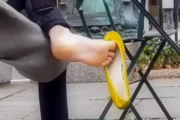 Lovely Brunette Dangling Her Yellow Candid Ballerina Shoes In Public - porn video