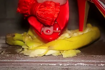 Passionate Woman Crushing Some Bananas With Her High Heels On The Stairs - porn video