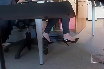 Hot Secretary In Tight Jeans Playing With Her  Feet At The Office - porn video