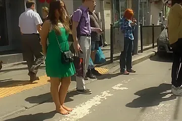 Gorgeous Amateur Babe Enjoys Walking Barefoot Down Town - porn video