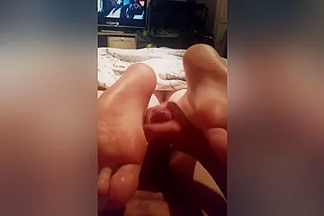 Received A Superb Reverse Footjob While Watching Tv Show In Bed - porn video