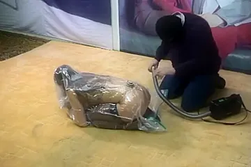 Katharina Put To Vacuum Bag - 色情視頻