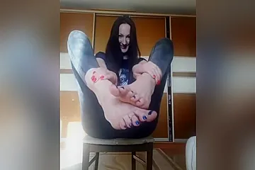 Playful Amateur Hottie Her Oily Feet And Long Toes With Sexy Nail Polish - porn video