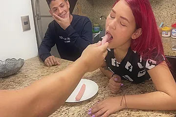 Esposa Ama De Casa Le Gusta Chupar Salchicha Cuando El Amigo De Su Marido Se La En La Boca Se Transforma En Una Puta Al Frente De Su Marido 15 Min - porn video