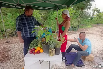 Reality Kings: Fresh Corn With Roxie Sinner - 色情視頻