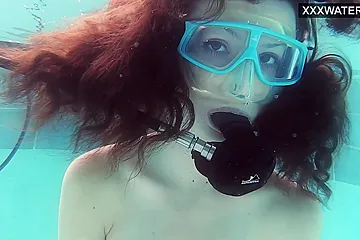 Emi Serene Masturbates Underwater In The Pool - porn video