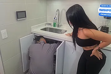 Cachonda Colombiana Seduce Al Plomero Y Termina Cabalgando Su Verga - Alejandra Palacios - porn video