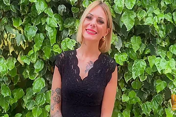 Naomi Et Pam, Deux Belles Coquines Partagent Une Queue - porn video