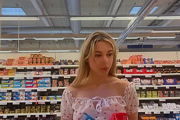 Cassandra Sort Les Seins A Lair A La Maison Et Dans La Rue - porn video