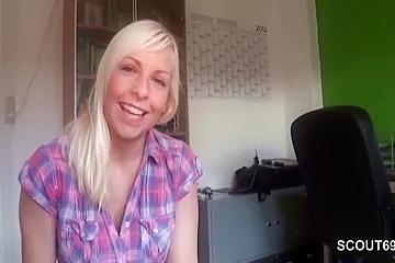 Sie Erwischt Ihn Beim Wichsen Und Hilf Mit Einem Handjob - porn video